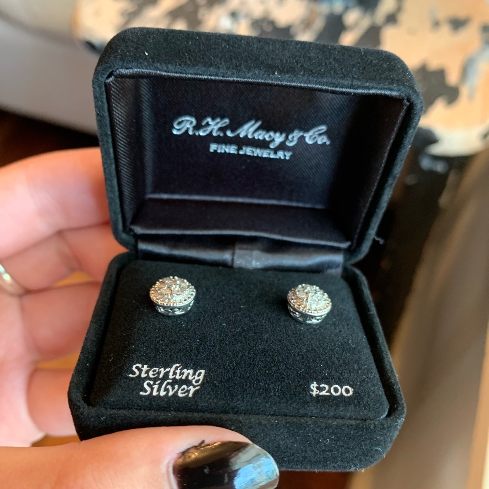 Diamond stud earrings - Picture 2 of 4